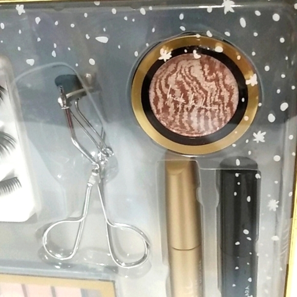 NICOLE MILLER HOLIDAYS IN PARIS 7-PIECE VEGAN MAKEUP ESSENTIALS NWT - Picture 4 of 7